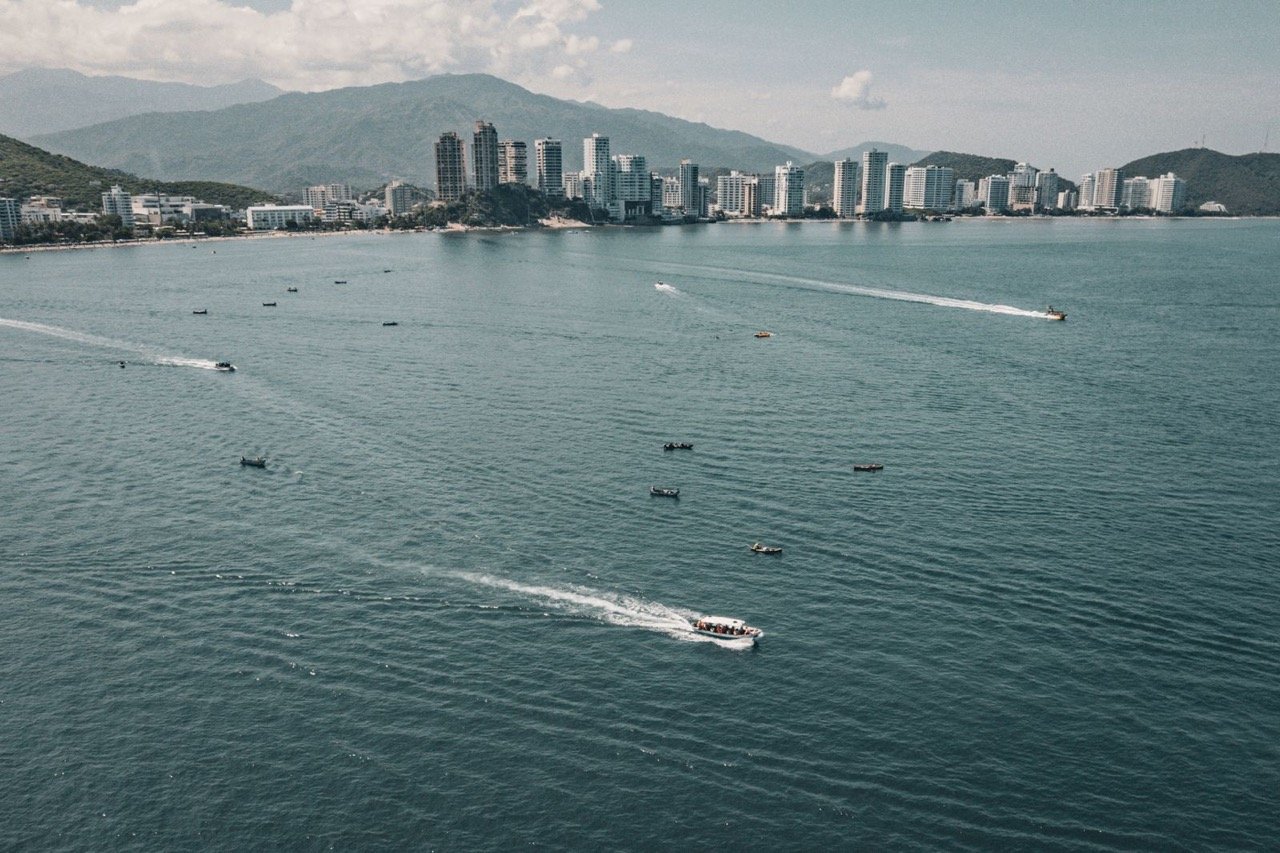 Al pie de la bahía de Santa Marta abre sus puertas Perla Roca