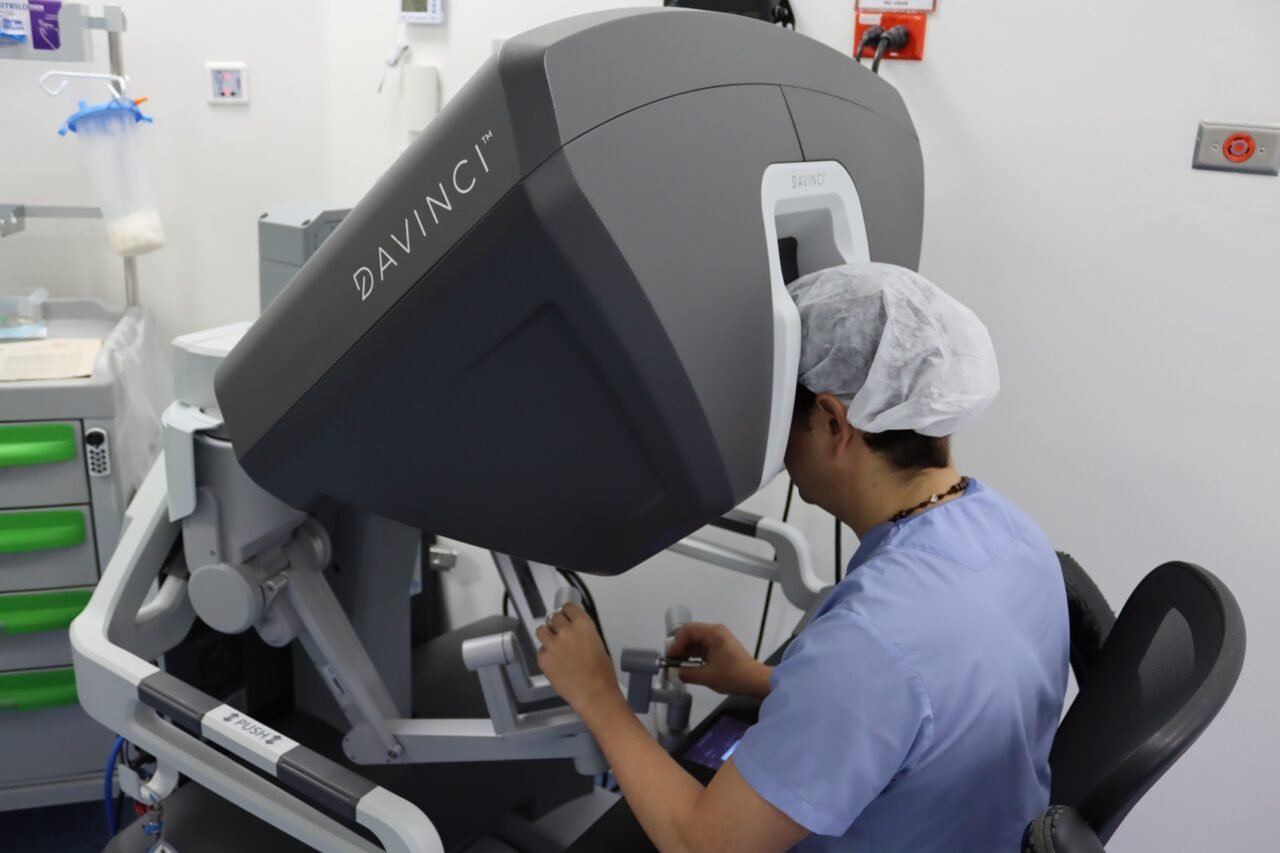 Más de 1.500 cirugías robóticas en la Fundación Santa Fe de Bogotá: hito para la salud del país y la región