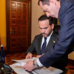 ​​Presidente de La República, Abelardo De La Espriella, firmó el Decreto de Emergencia Económica tras la calamidad ocasionada por el terremoto del 10 de agosto.​