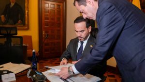 ​​Presidente de La República, Abelardo De La Espriella, firmó el Decreto de Emergencia Económica tras la calamidad ocasionada por el terremoto del 10 de agosto.​
