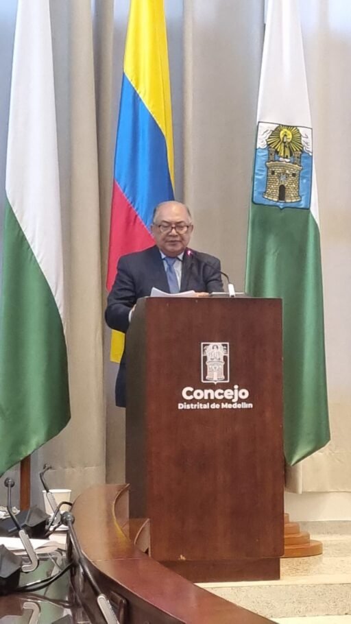 Homenaje del Concejo de Medellín al exministro Amylkar Acosta Medina