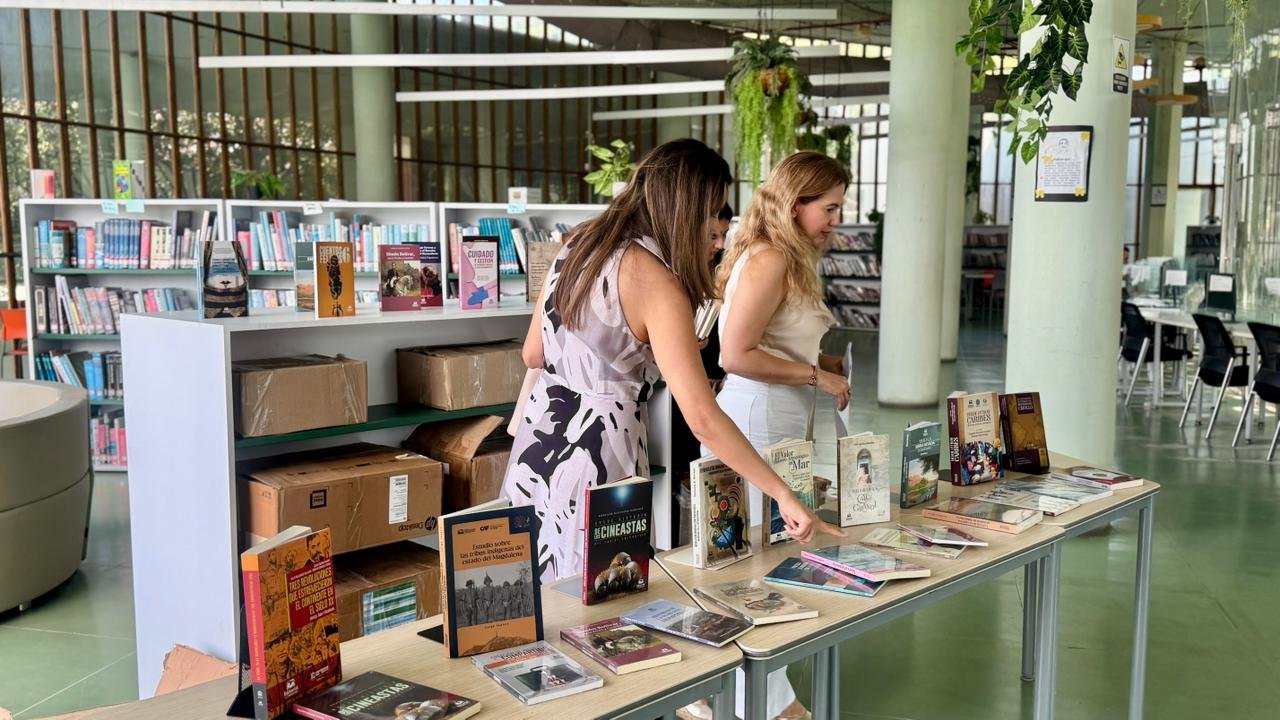 La Alcaldía recibe la “Colección 500 años” y se suma a la Feria del Libro de Santa Marta