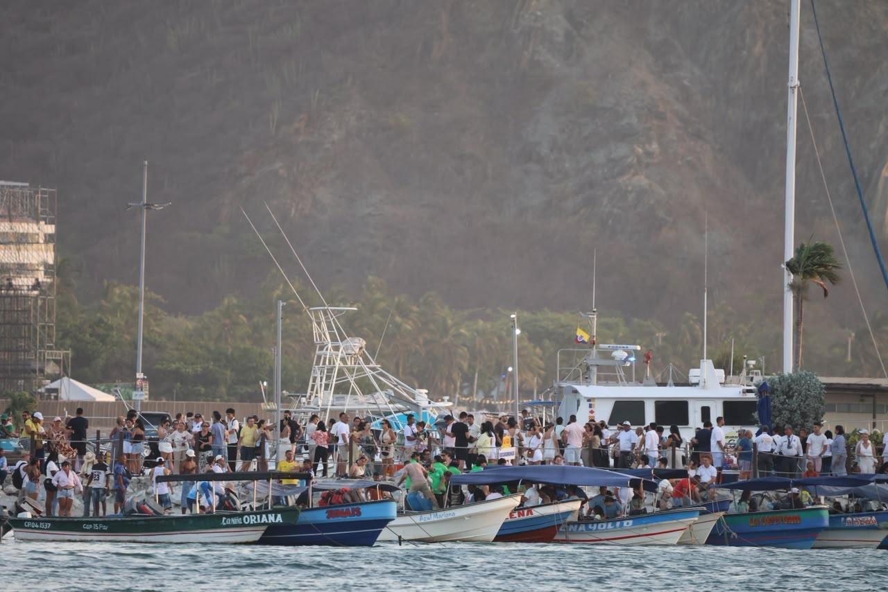 Espectacular Desfile de Balleneras: ¡Que viva la Fiesta del Mar!