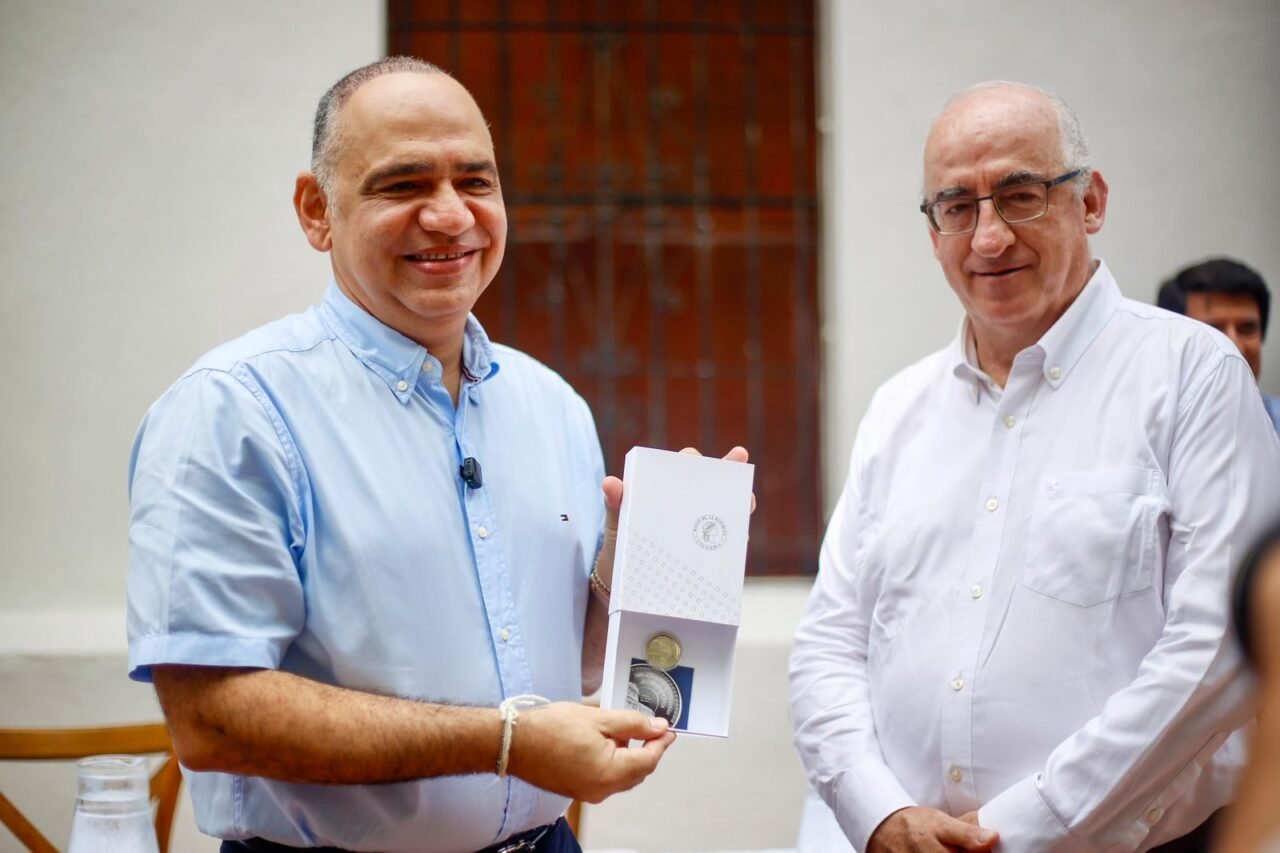 Santa Marta recibe moneda conmemorativa de su Quinto Centenario de fundación