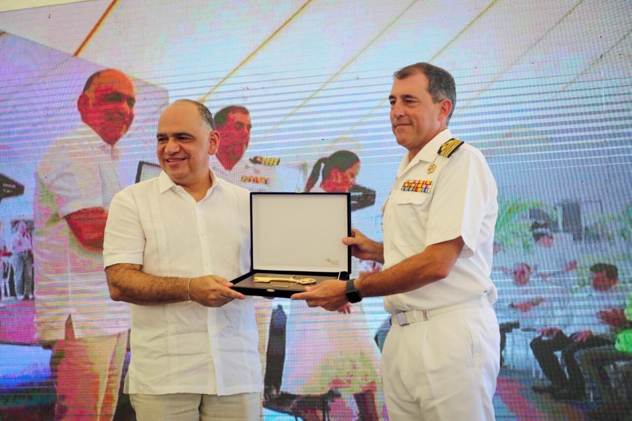 Llaves de Santa Marta al capitán del buque ‘Juan Sebastián de Elcano’