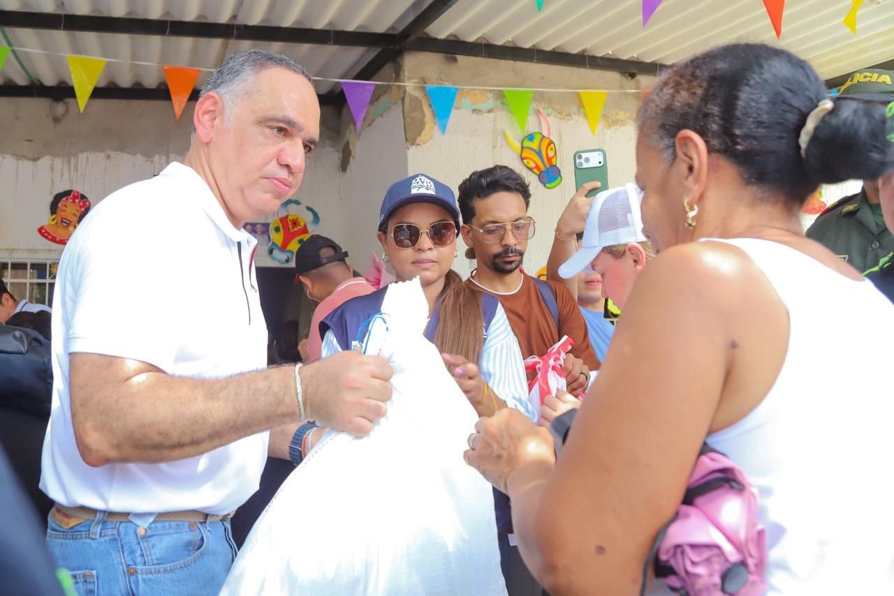 Con recolecta en acto del Carnaval, reparten alimentos a damnificados por lluvias en Santa Marta
