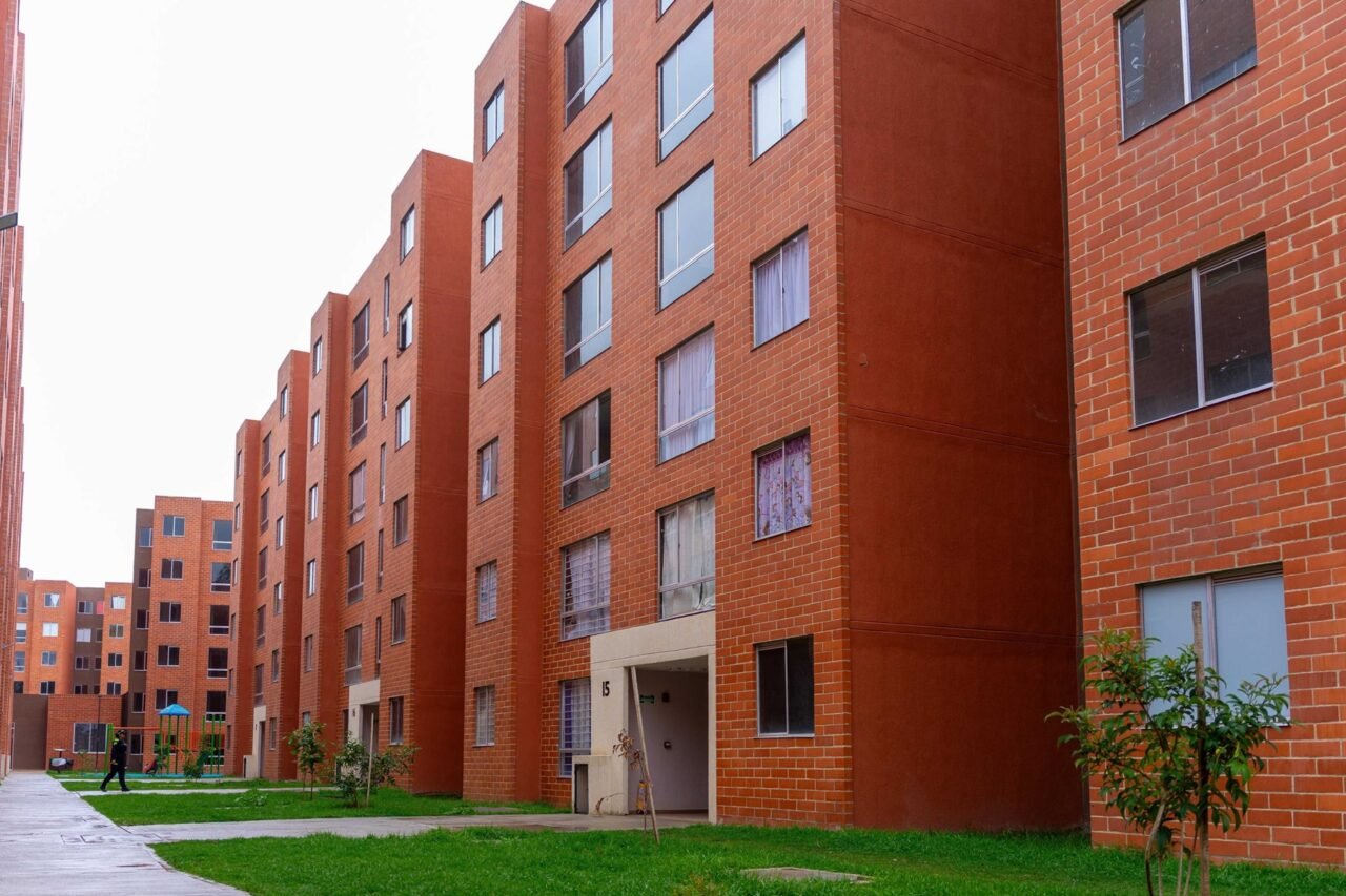 La Alcaldía Mayor de Bogotá y Cusezar entregan viviendas a familias reasentadas de zonas de alto riesgo
