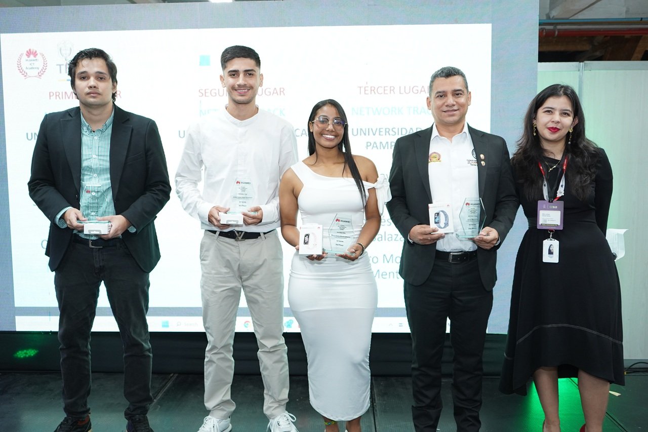 8 equipos de 3 universidades destacan en tecnología: irán a torneo TIC internacional