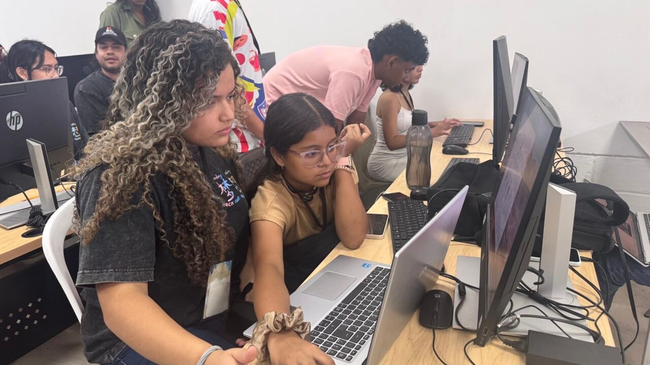 3 estudiantes de la Humboldt ganan 1er puesto en Daydream Barranquilla 2025