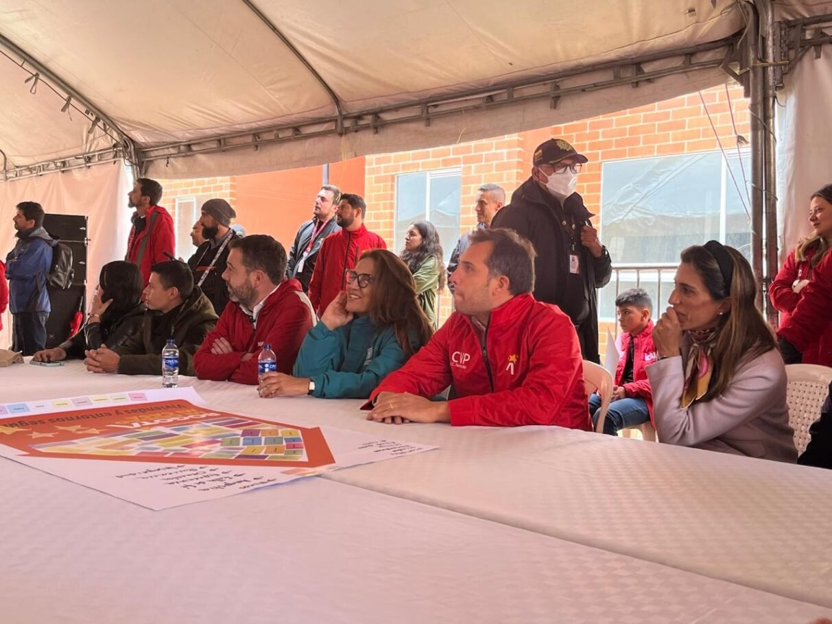 La Alcaldía Mayor de Bogotá y Cusezar entregan viviendas a familias reasentadas de zonas de alto riesgo