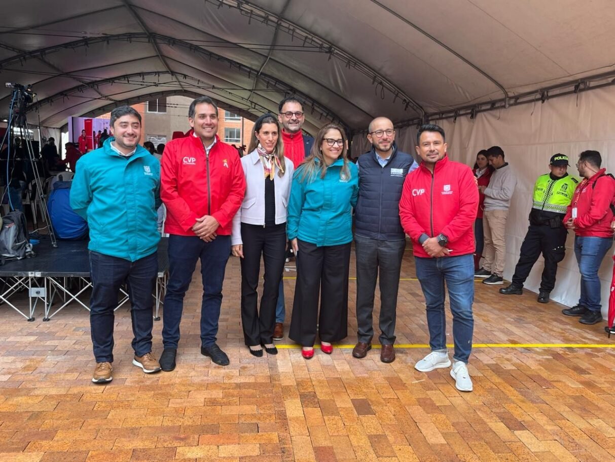La Alcaldía Mayor de Bogotá y Cusezar entregan viviendas a familias reasentadas de zonas de alto riesgo