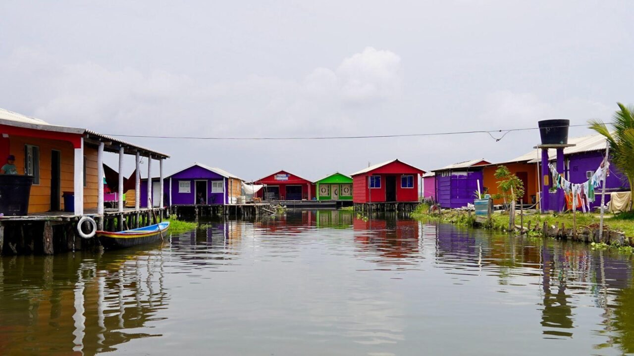 Una mirada al turismo comunitario en los pueblos palafitos a través de las rutas con color