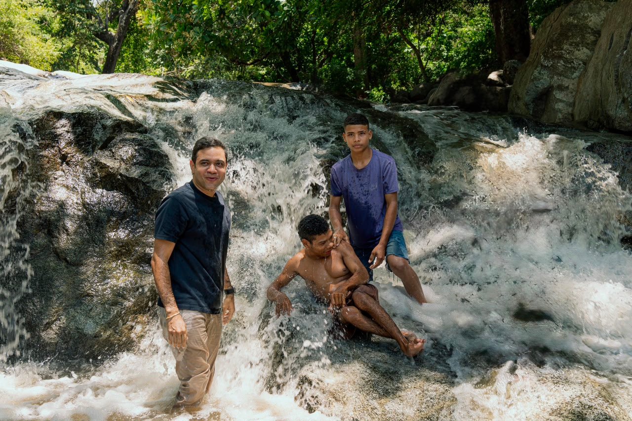 A joven samario le hicieron realidad el sueño de bañarse en un río