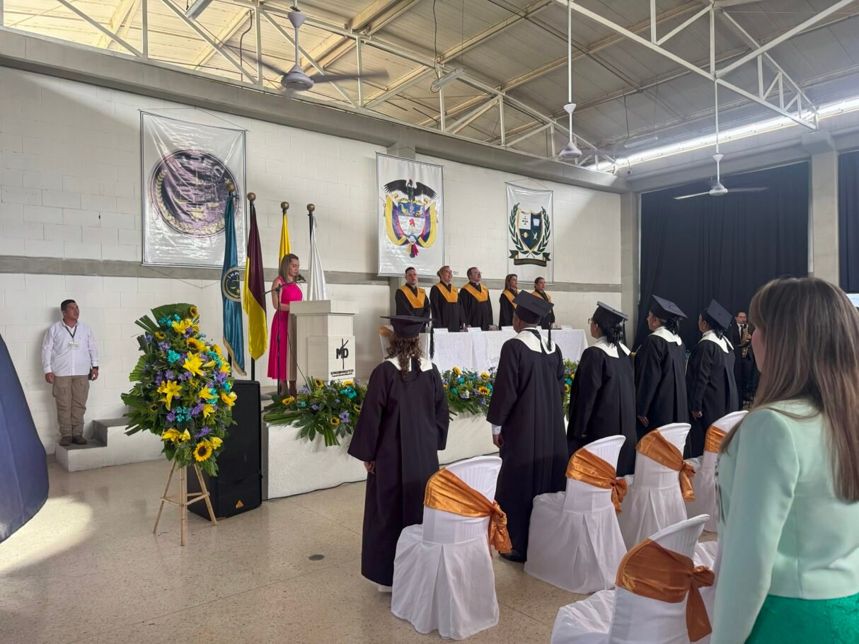 10 guardias del Inpec y 10 presos de la cárcel de Ibagué se graduaron como profesionales