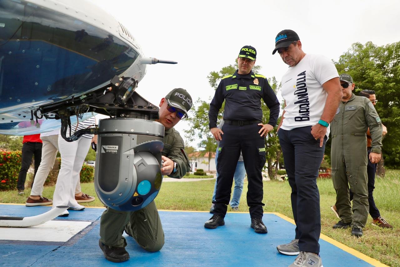 Un Halcón persigue a los criminales en Barranquilla