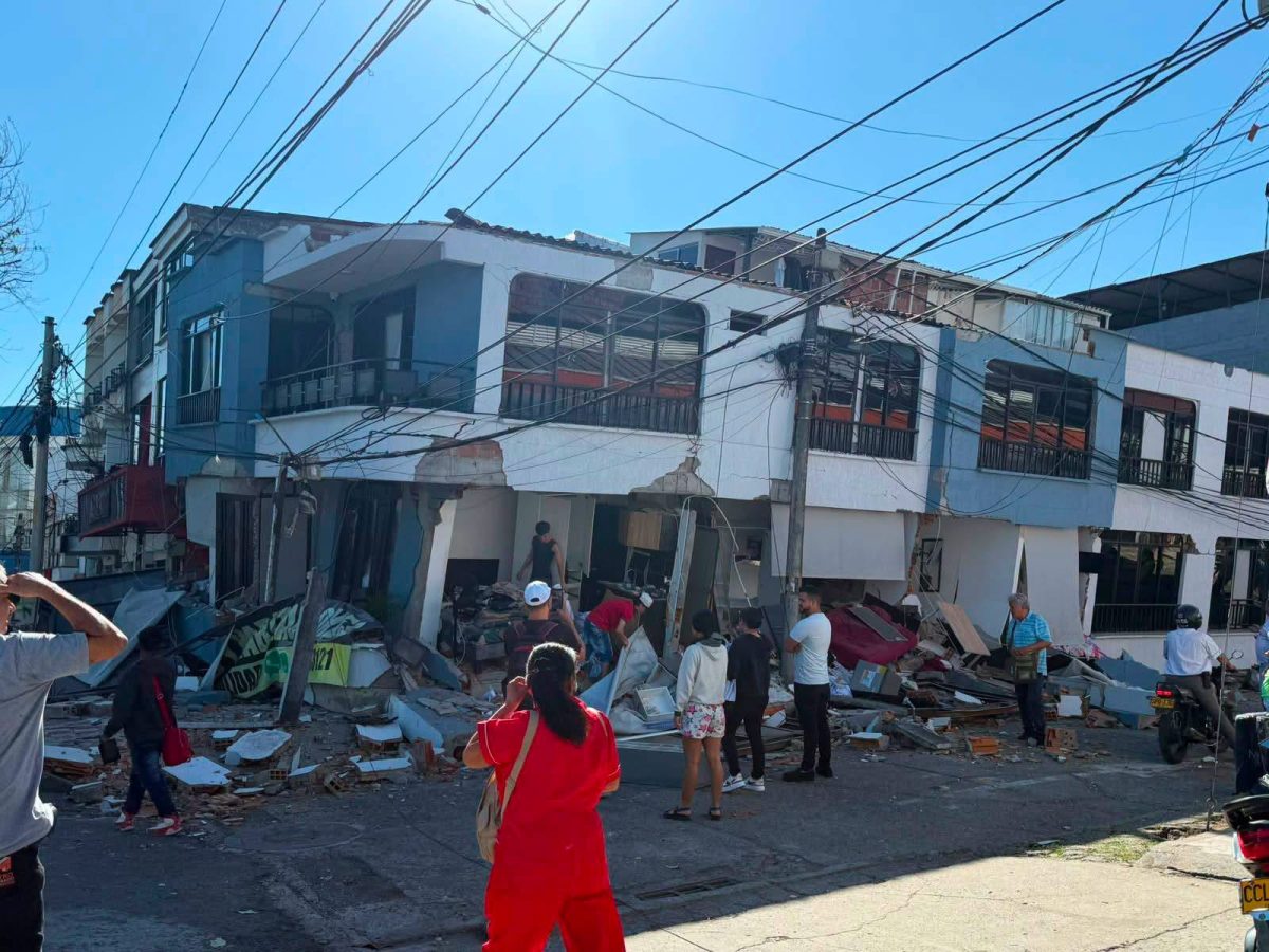 Sube a 329 la cifra de muertos y 4.600 heridos por el terremoto en Colombia
