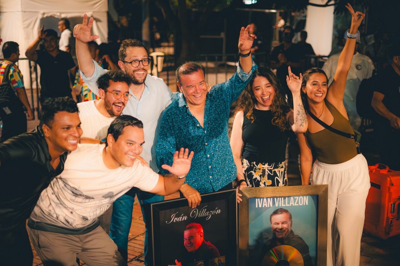 Iván Villazón recibe doble disco de platino en el 59 Festival Vallenato