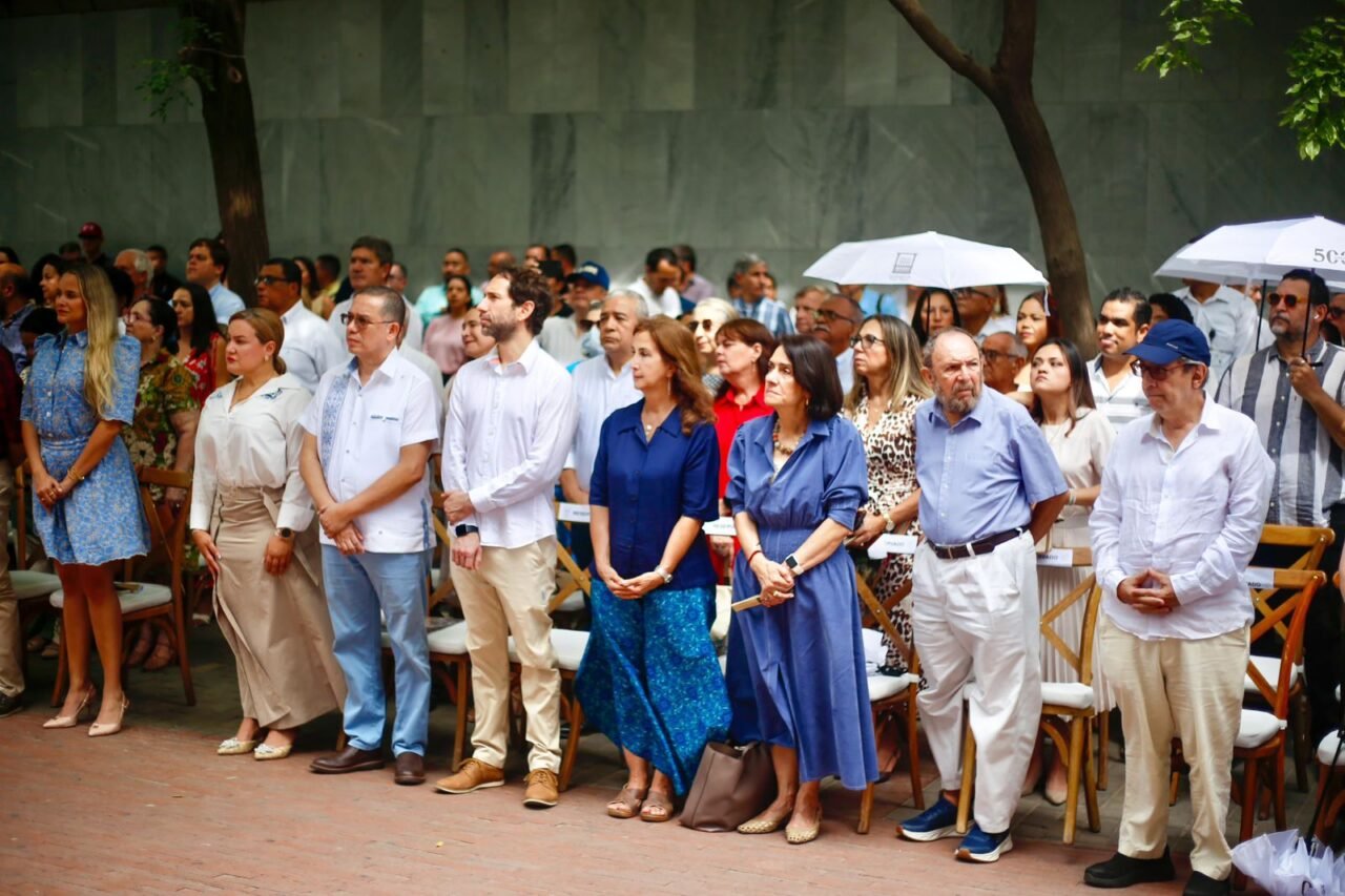 Santa Marta recibe moneda conmemorativa de su Quinto Centenario de fundación