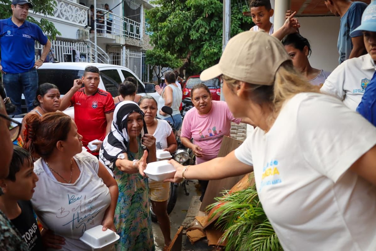 Remueven 3 mil toneladas de lodo y distribuyen 1.140 Mt3 de agua tras lluvias en Santa Marta