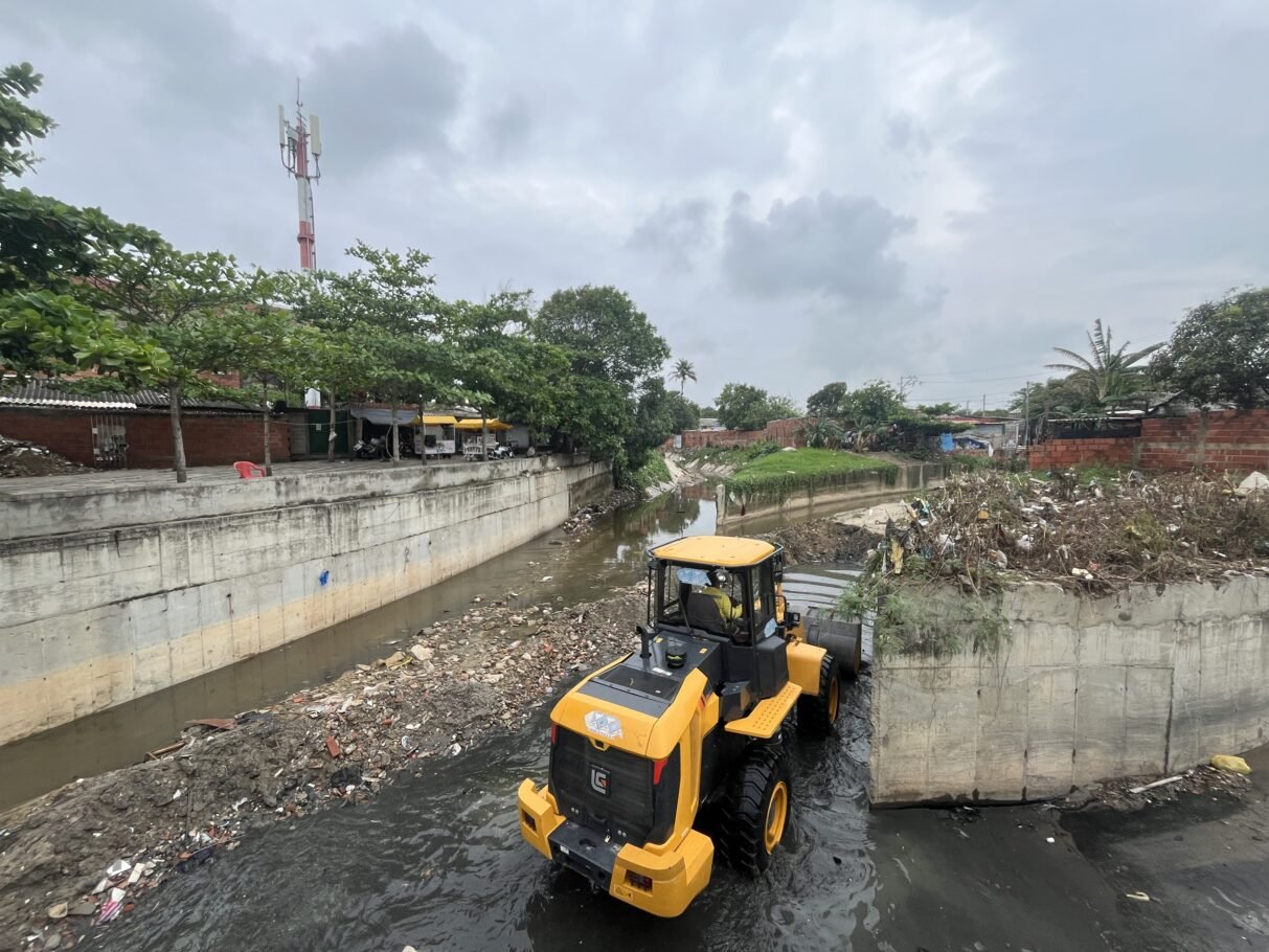 Continúa limpieza de arroyos frente a temporada de lluvias en Barranquilla