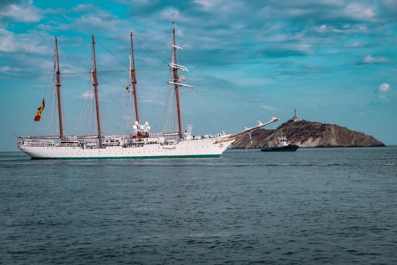 Llaves de Santa Marta al capitán del buque ‘Juan Sebastián de Elcano’