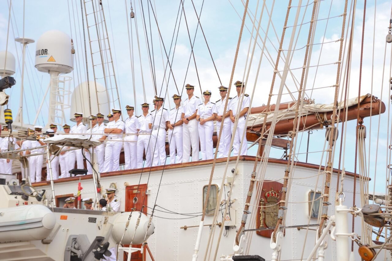 Llaves de Santa Marta al capitán del buque ‘Juan Sebastián de Elcano’