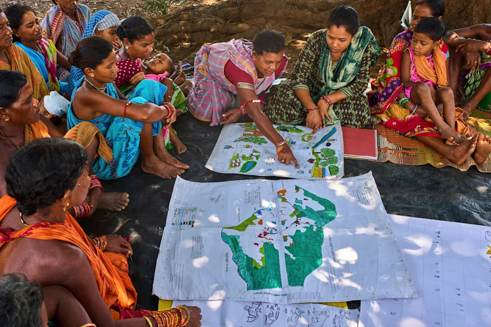 En India, mujeres indígenas y sus “mapas de sueños” buscan proteger las tierras del cambio climático