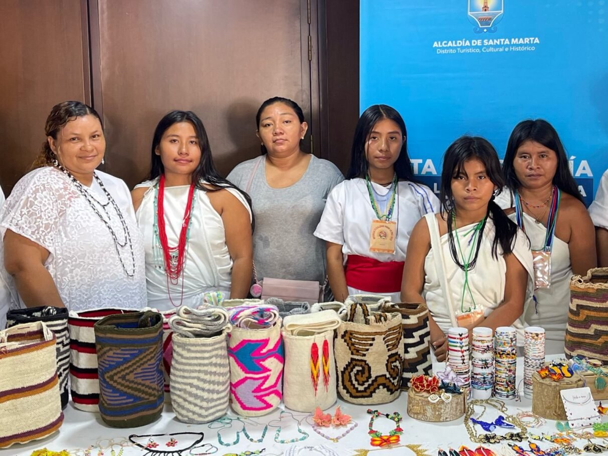 Fortalecen ingresos y visibilidad de mujeres tejedoras de la Sierra Nevada de Santa Marta