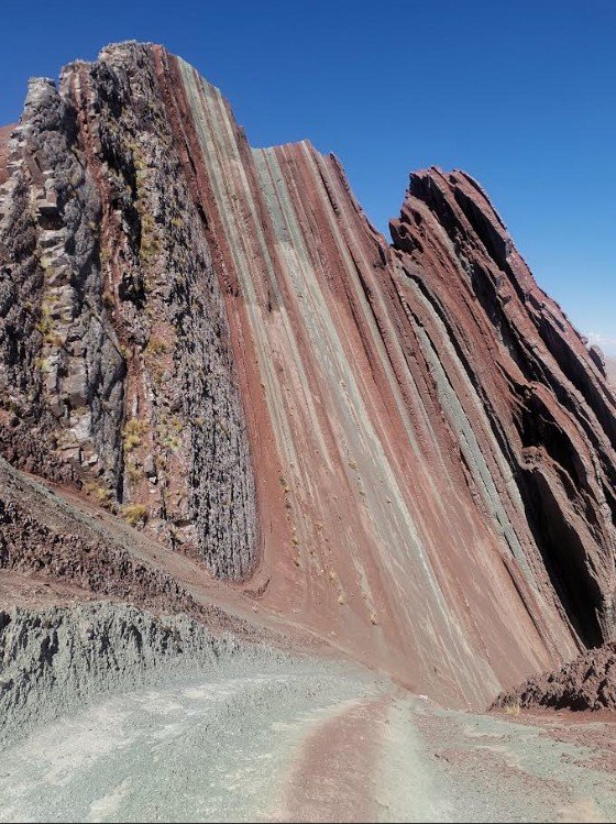 Descubre Pallay Punchu: nueva montaña arcoíris de Perú, tapiz sagrado de los Andes