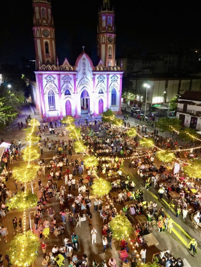 Atractivo: la plaza de San Nicolás volvió a brillar con Noches de Centro