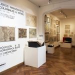 Se podrán apreciar más de 400 piezas entre libros, manuscritos coloniales, mapas, litografías, fotografías, grabados, periódicos, revistas, medallas y decenas de interesantes y sorprendentes joyas patrimoniales, entre otras.