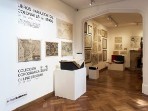 Se podrán apreciar más de 400 piezas entre libros, manuscritos coloniales, mapas, litografías, fotografías, grabados, periódicos, revistas, medallas y decenas de interesantes y sorprendentes joyas patrimoniales, entre otras.