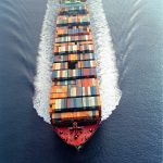Ballenas y huracanes, un desafío al comercio exterior del país