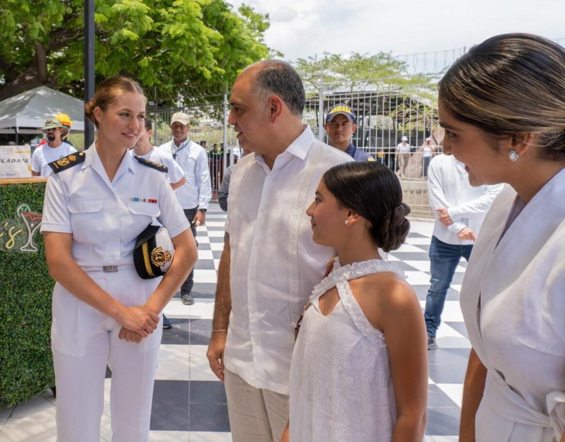 Llaves de Santa Marta al capitán del buque ‘Juan Sebastián de Elcano’