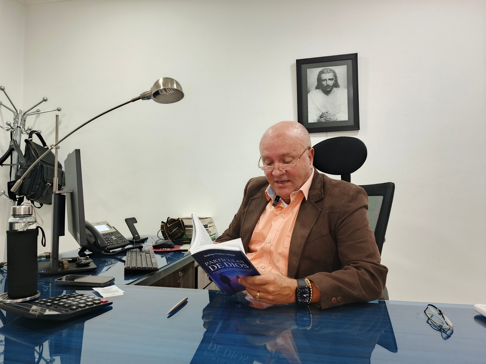 Reflexión de un autor colombiano sobre la soledad en la era digital