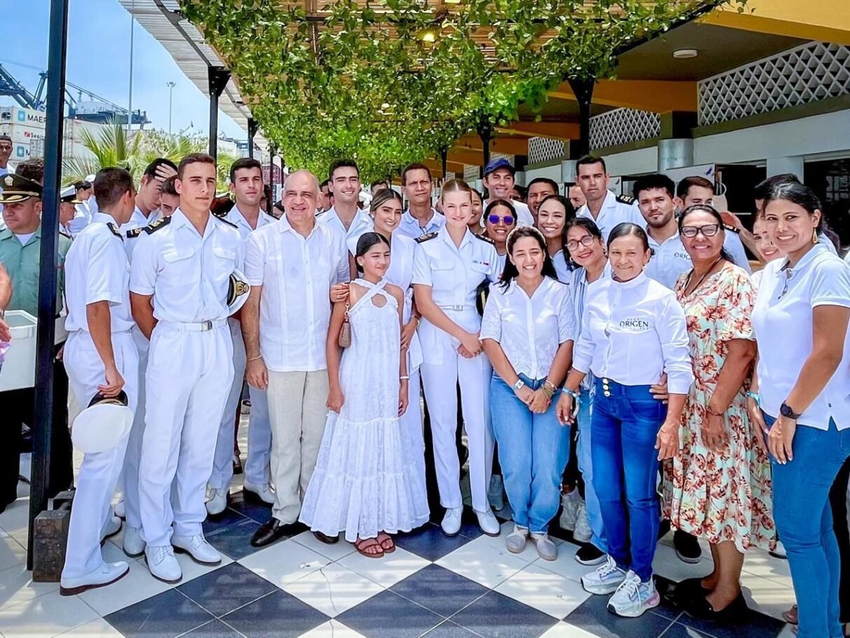 Llaves de Santa Marta al capitán del buque ‘Juan Sebastián de Elcano’