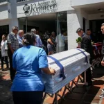 El dolor invade a las familias mientras sepulta a sus seres queridos, tras el terremoto del 10 de agosto.