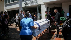 El dolor invade a las familias mientras sepulta a sus seres queridos, tras el terremoto del 10 de agosto.