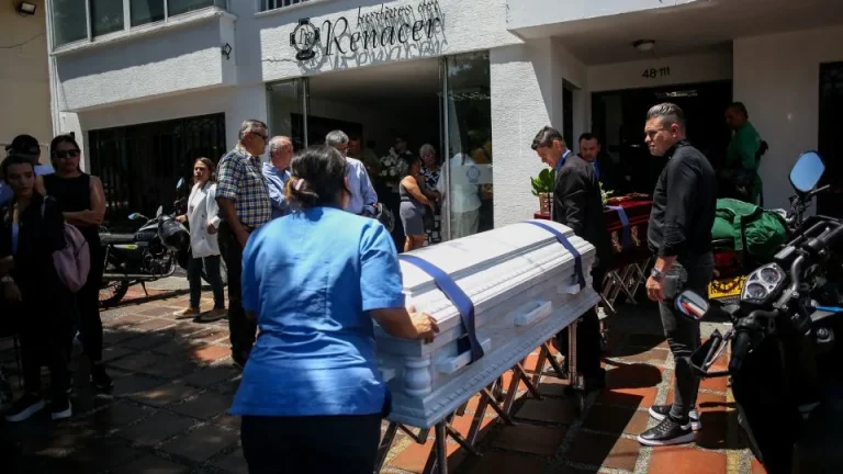El dolor invade a las familias mientras sepulta a sus seres queridos, tras el terremoto del 10 de agosto.