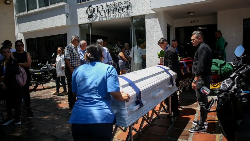 El dolor invade a las familias mientras sepulta a sus seres queridos, tras el terremoto del 10 de agosto.