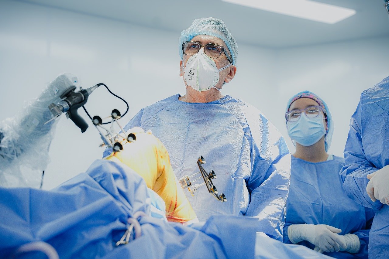 Primera cirugía unicompartimental de rodilla con asistente robótico