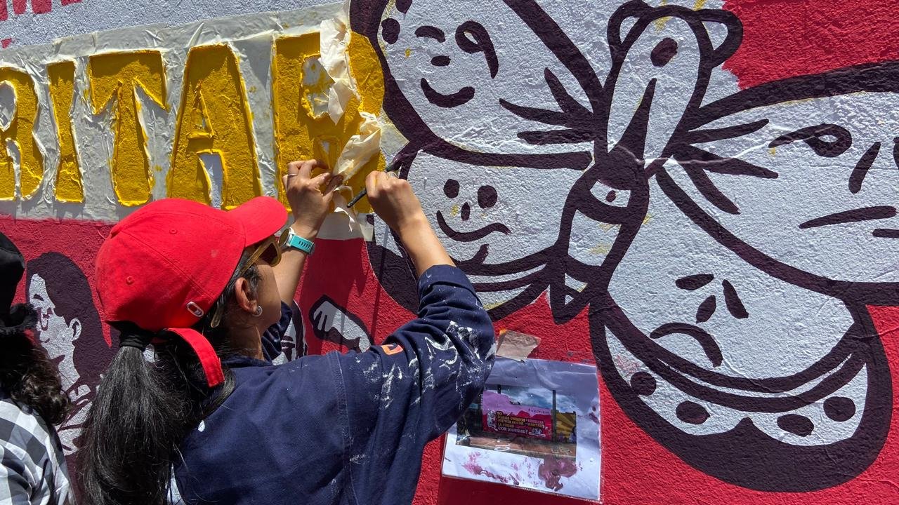 Mujeres con discapacidad visual transforman el espacio público con un mural colectivo en Bogotá