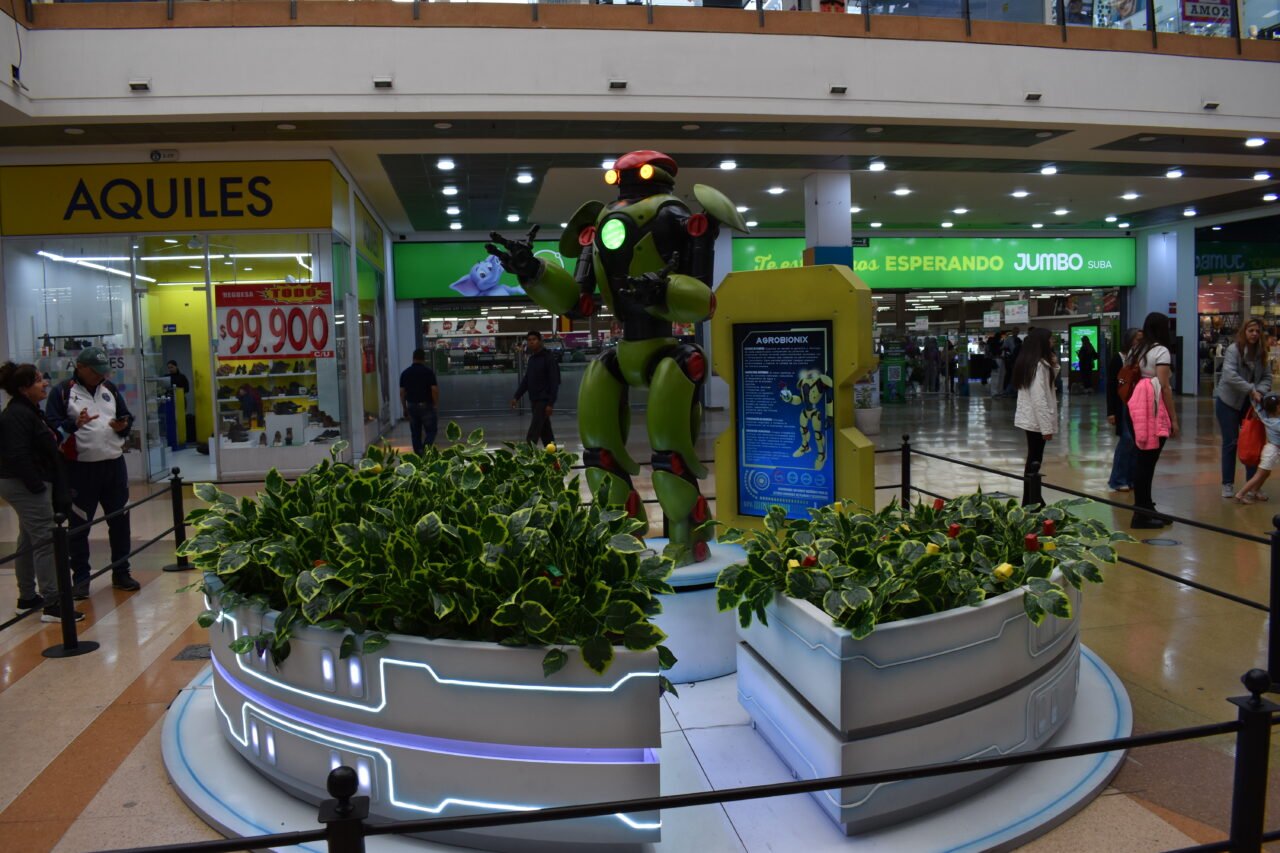Dinosaurios y robots invaden centros comerciales de Bogotá