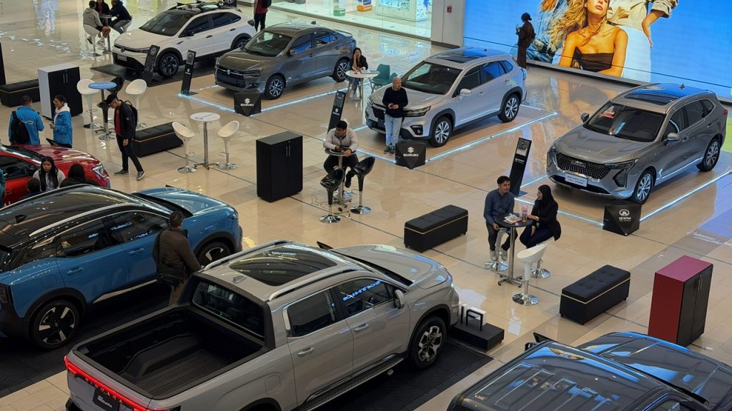 8 marcas se reúnen para exhibir vehículos eléctricos y a gasolina en Bogotá