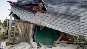 Potente terremoto en Indonesia deja decenas de muertos 