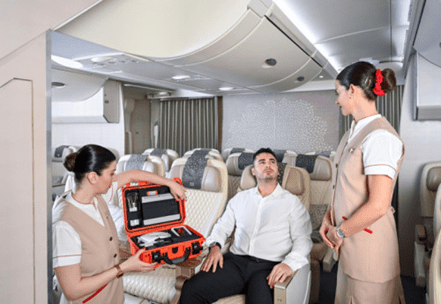 Salvar vidas en el aire: Emirates y Parsys diseñan innovadora estación de telemedicina para pasajeros a bordo