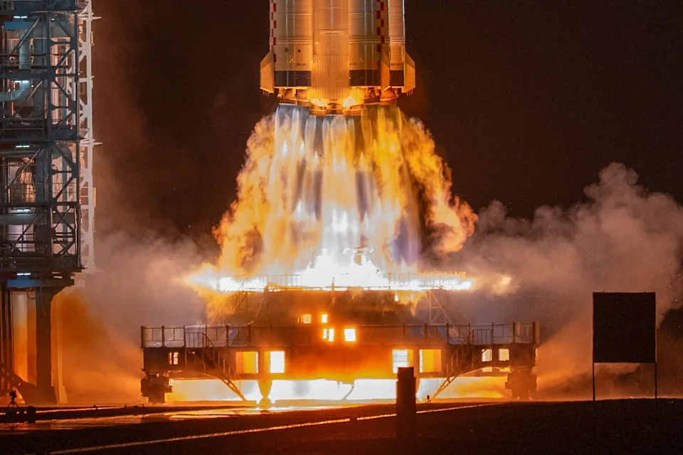 China lanza la nave Shenzhou 23 con 3 tripulantes: uno estará un año en el espacio