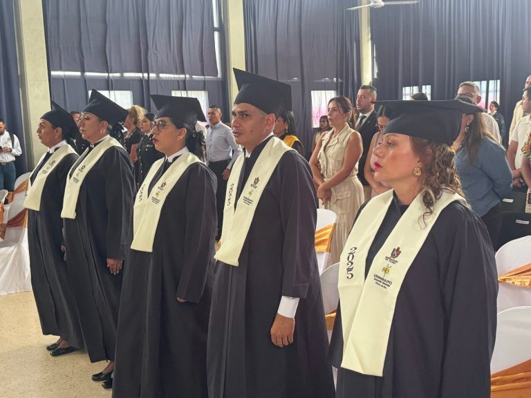 10 guardias del Inpec y 10 presos de la cárcel de Ibagué se graduaron como profesionales