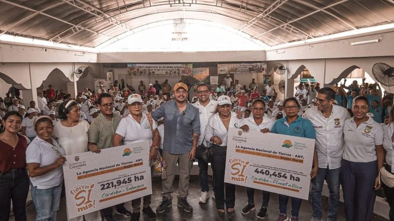 100 mujeres campesinas de Córdoba reciben 1.162 hectáreas para sembrar paz