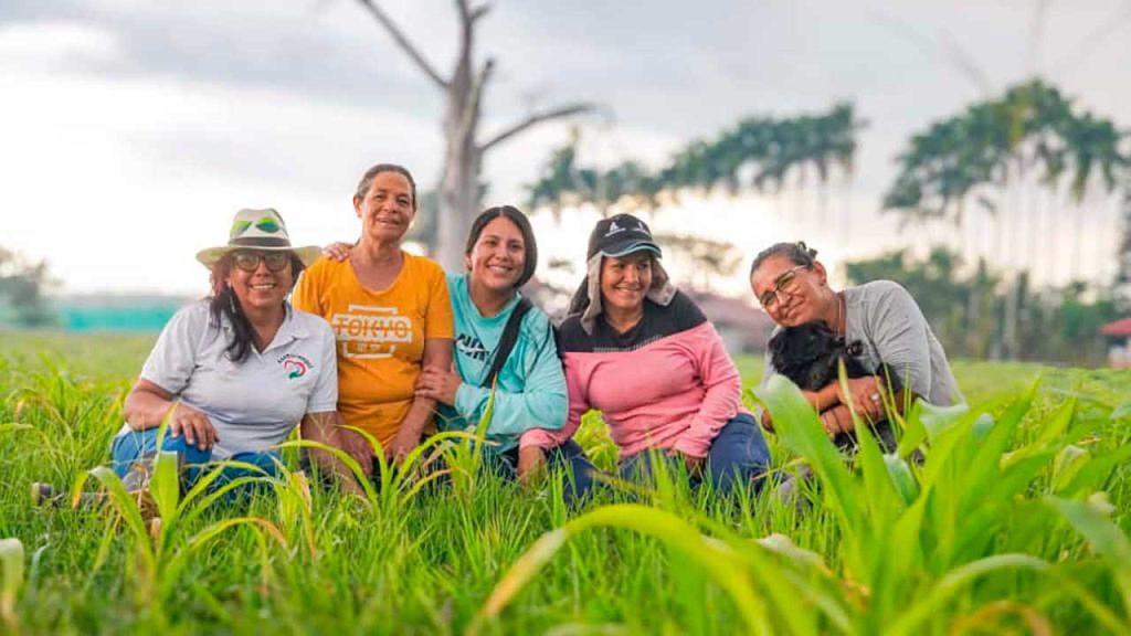 12 mujeres siembran en tierras que fueron del cartel de Medellín